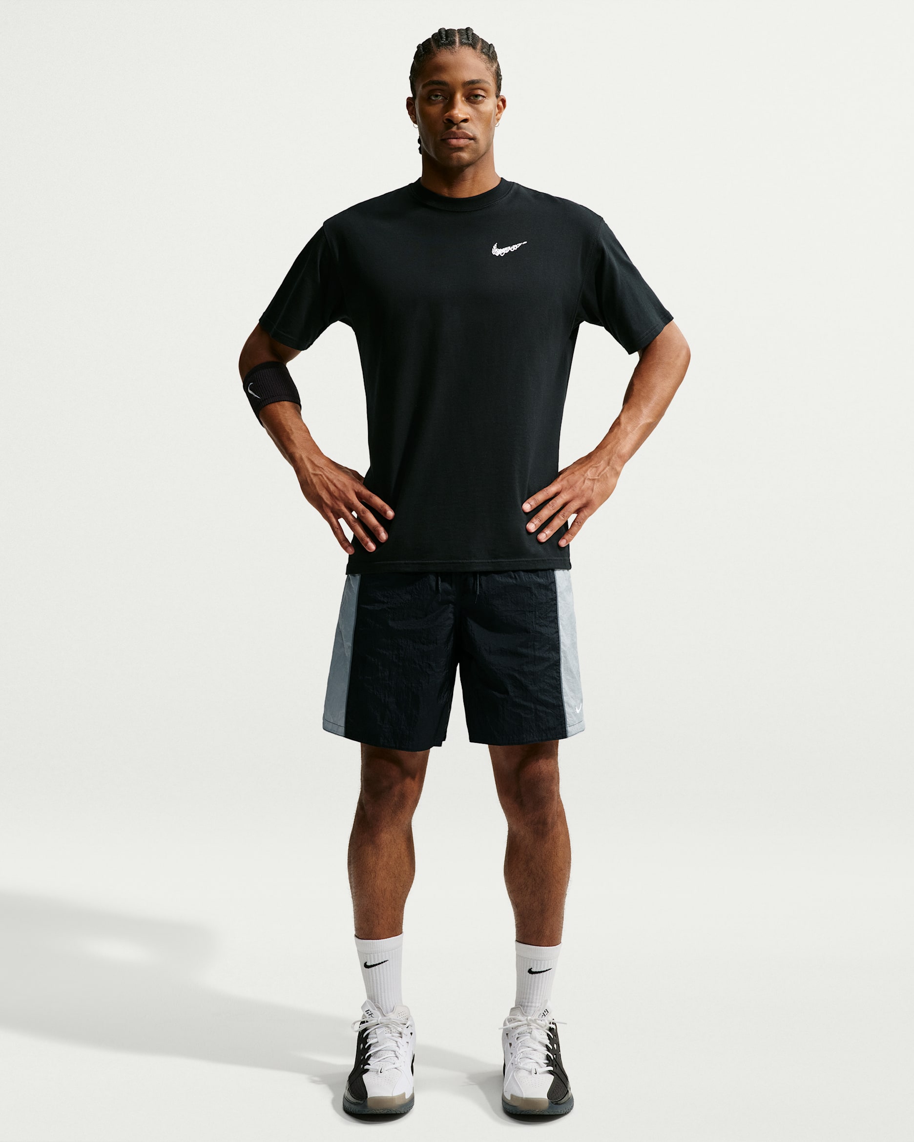 Nike — Black/Light Smoke Grey/Smoke Grey/White