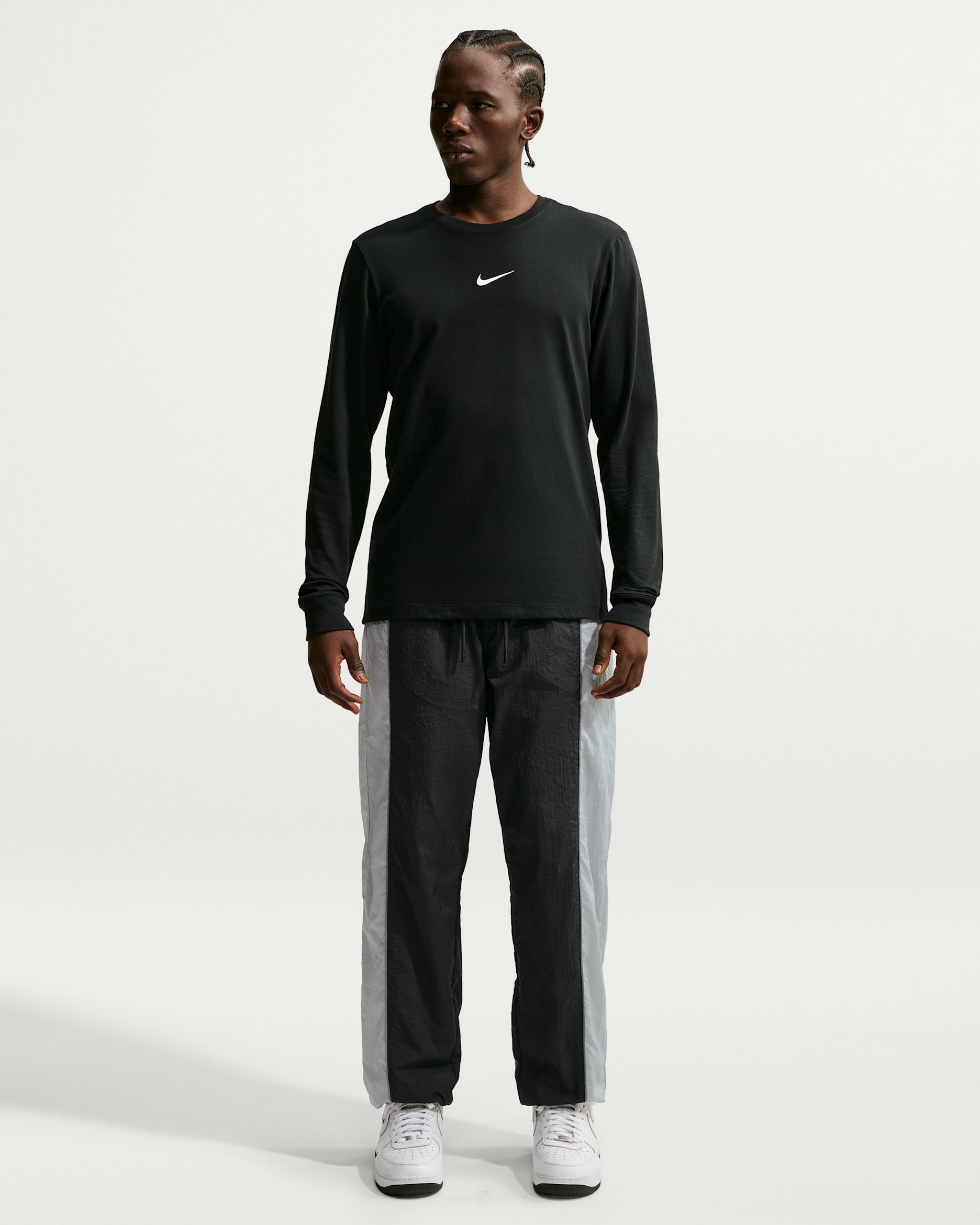 Nike — Black/Light Smoke Grey/Smoke Grey/White