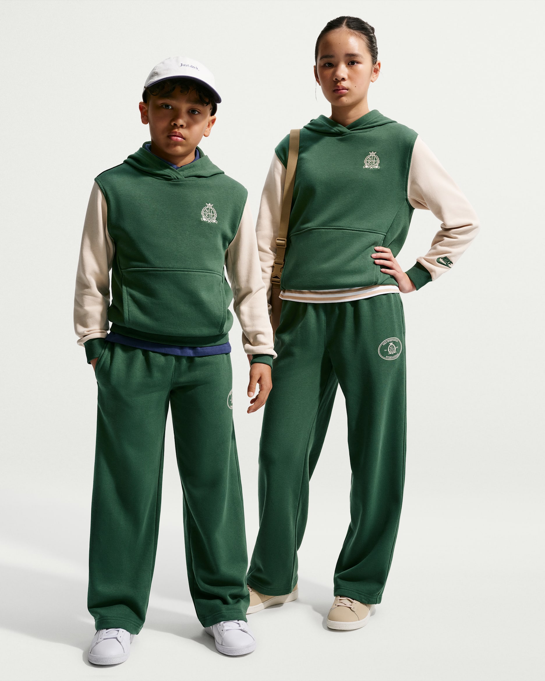 Nike Sportswear Club — Fir/Sand Drift