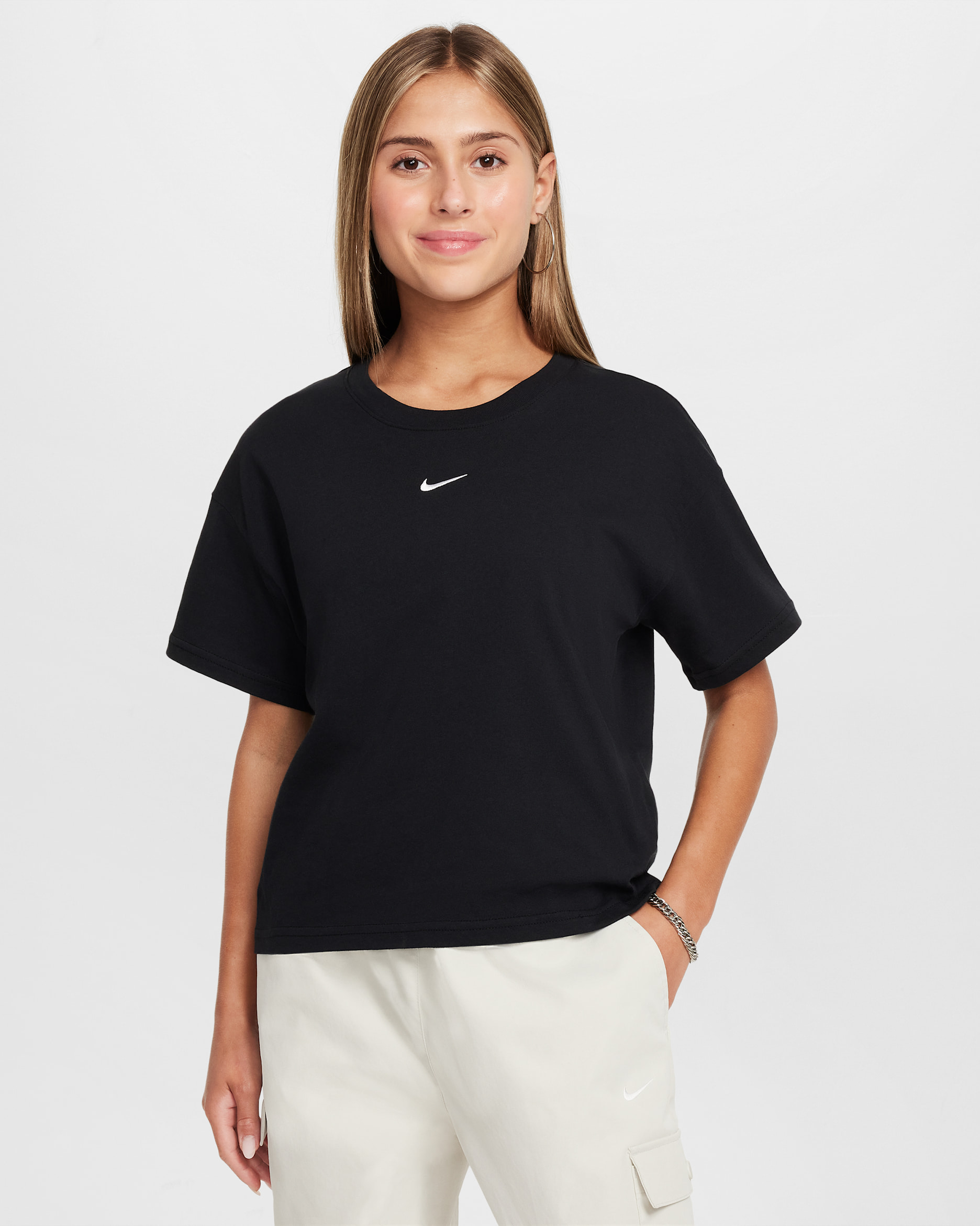 Nike Sportswear Essential — Black