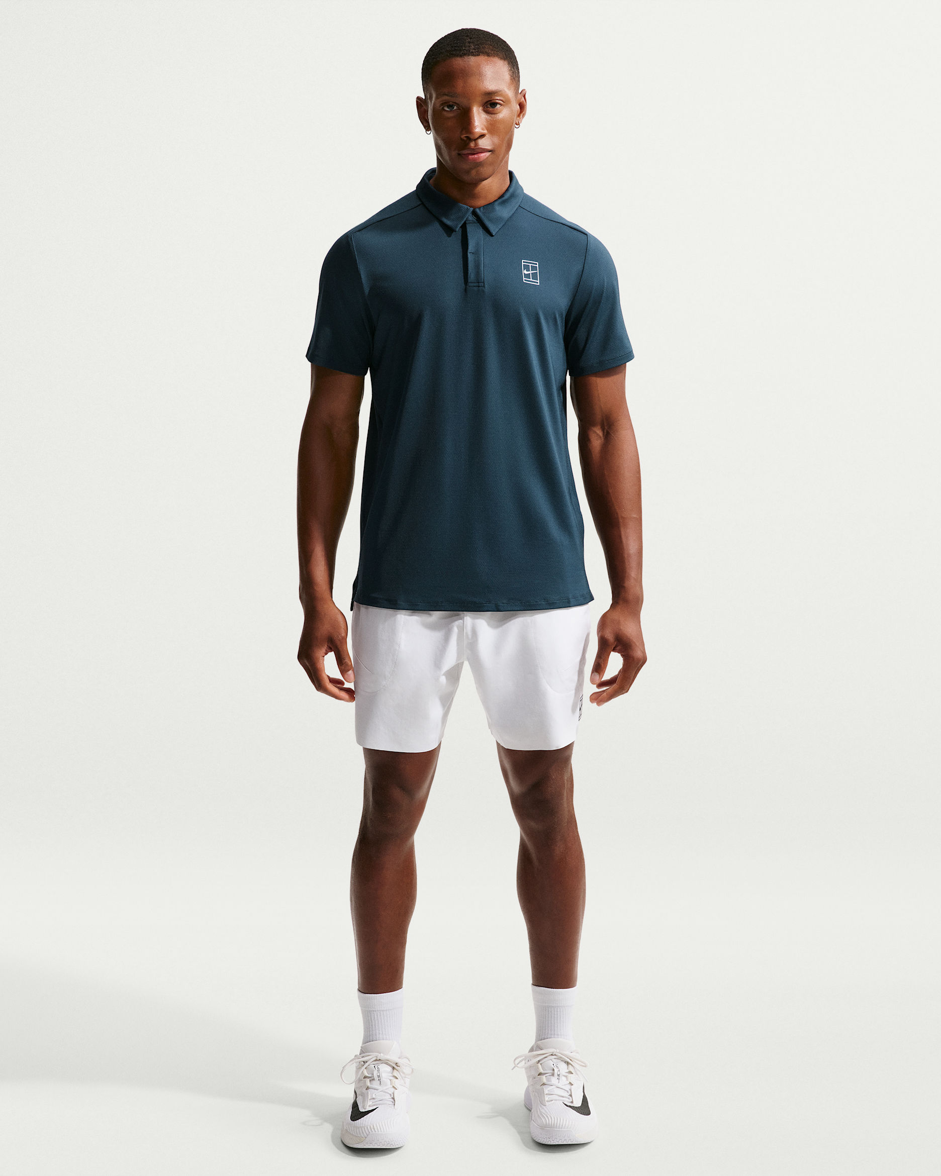 NikeCourt Advantage — White/Black