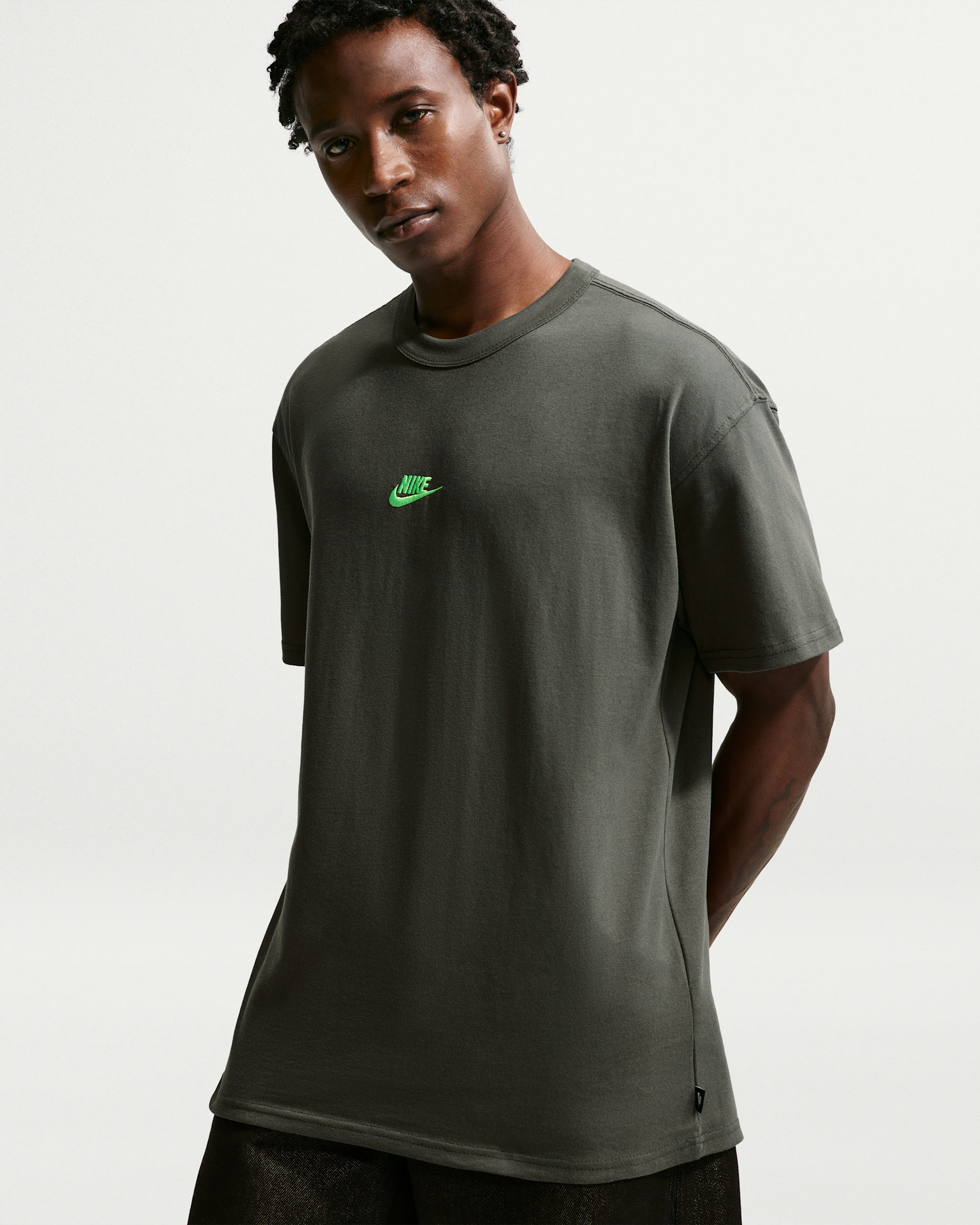 Nike Sportswear Premium Essentials — Newsprint